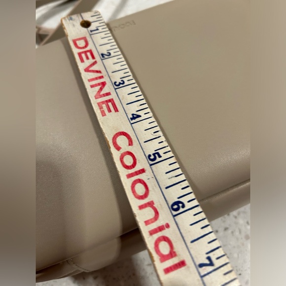 MON15. Metro Crossbody Bag.The Metro Bag securely carries your daily essentials - Picture 8 of 8